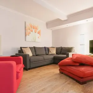 1-bedroom-georgian-flat-sleeps-4-in-new-town.edinburghhotelsuk.org/
